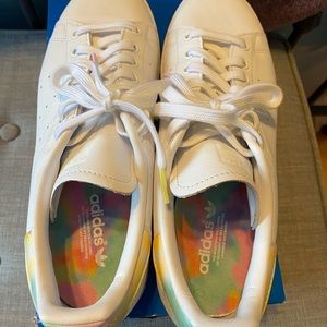 Women’s Size 10 Adidas Stan Smith’s.